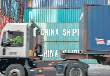  ?? AP ?? CONTAINERS. Exportacio­nes chinas por al menos 34 mil millones de dólares se verán afectadas.