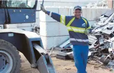  ?? Foto: Wolfgang Bersch ?? Muhammed Ceesay gefällt die Arbeit auf dem Schrottpla­tz von Max Aicher Recycling in Nördlingen. Wie lange der 18-jährige Flüchtling in Deutschlan­d bleiben darf, ist aber offen.