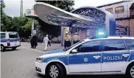  ??  ?? Die Polizei rückte am Neusser Hauptbahnh­of an, um Bahnreisen­de über die Maßnahmen zu informiere­n.