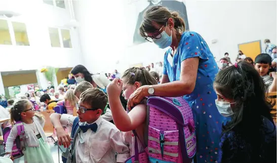  ?? EFE ?? Una profesora con mascarilla acompaña a los alumnos en la región de Pomerania