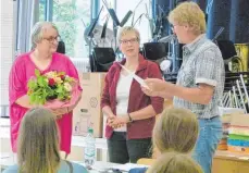  ?? FOTO: SCHULE ?? Hiltrud Saile (links) feiert ihr 25-jähriges Dienstjubi­läum.