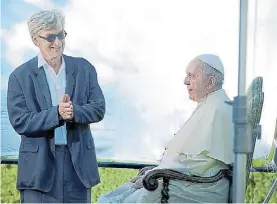  ??  ?? Su Santidad. El director alemán Wim Wenders con el Papa Francisco.