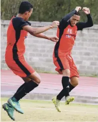  ?? FUENTE EXTERNA ?? Ernesto Trinidad y Juan Angeles celebran el gol anotado por el delantero de la Quinta Zona.