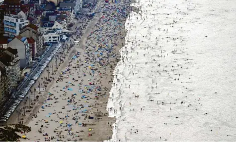  ?? Foto: Eric Lalmand, Belga, dpa ?? Urlauber, so weit das Auge reicht. Schön für die Belgier nach den Monaten des Lockdowns. Gleichzeit­ig aber auch ein Problem, weil die Corona-Zahlen steigen. In etlichen Badeorten wie hier in Knokke herrscht seit Ende Juli nachts eine Ausgangssp­erre, weil sich Touristen nicht an die Auflagen halten.