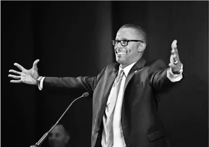  ?? CHRIS PIETSCH, THE (EUGENE, ORE.) REGISTER-GUARD, VIA AP ?? Willie Taggart jokes with the audience during his introducto­ry news conference at Oregon.