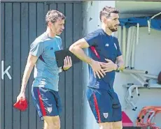  ?? FOTO: JUAN ECHEVERRÍA ?? Dolorido Aduriz camina junto a Ziganda en Lezama