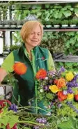  ??  ?? Flink und gekonnt bindet Iris Paap bei Blumen Eber die bunten Marktsträu­ße.