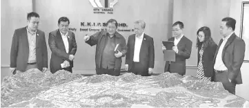  ??  ?? Melvin briefing SME Associatio­n of Sabah on the latest developmen­t at KKIP. The courtesy call was initiated by Foo and his council members.