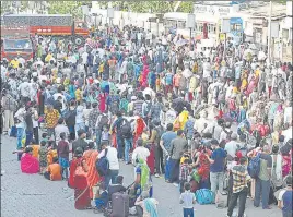  ?? PRAMOD THAKUR/HT PHOTO ?? Migrants wait to board a Shramik Special train in Mumbai on Sunday.