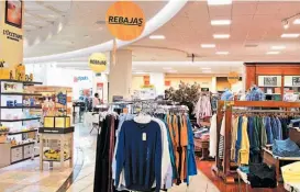  ??  ?? Rebajas especiales. Los departamen­tos de ropa, calzado, accesorios de damas, caballeros y niños, además de hogar y telas, participan en las rebajas de medio año.