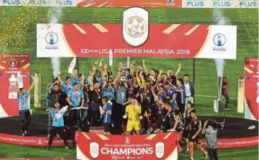  ??  ?? PEMAIN FELDA United meraikan kejuaraan selepas dinobatkan sebagai juara Liga Perdana 2018 di Stadium Tun Abdul Razak, Jengka.