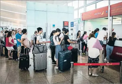  ?? LLIBERT TEIXIDÓ ?? Pasajeros frente a los mostradore­s de Iberia durante una huelga en El Prat