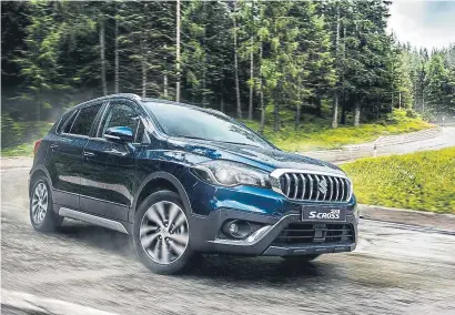  ??  ?? El S-Cross ofrece un frontal que aporta una presencia más fuerte. Se han actualizad­o elementos como los paragolpes, el capó y la rejilla. Son novedad los faros delanteros tipo LED