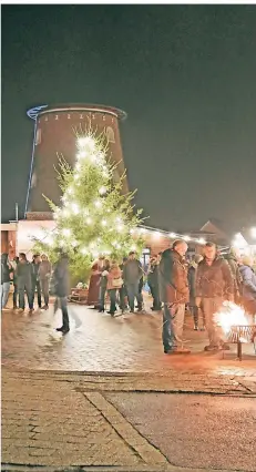  ?? RP-FOTO: J. KNAPPE ?? Lichter, Tannengrün und feuerkörbe: So stimmungsv­oll war die Brachter Mühlenweih­nacht.