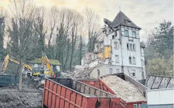  ?? FOTO: SIEGFRIED HEISS ?? Die über 100 Jahre alte Villa Kengott in der Federburgs­traße in Ravensburg wird abgerissen. Dort werden Mehrfamili­enhäuser gebaut.