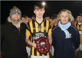  ??  ?? Adam O’Leary, the Shelmalier­s captain, with Dean Goodison (representi­ng People Newspapers) and Marguerite Furlong (Coiste na nOg Chairperso­n).