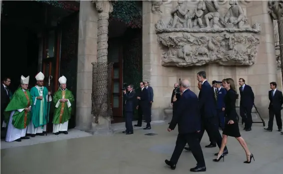  ??  ?? Spain’s King Felipe, center and Queen Letizia, center right arrive to attend a solemn Mass at Barcelona’s Sagrada Familia Basilica for the victims of the terror attacks that killed 14 people and wounded over 120 in Barcelona, Spain