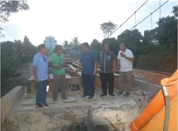  ??  ?? Jamit (centre) discusses a point with Abang Hamzah (second left).