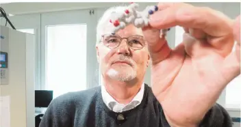  ??  ?? Wissenscha­ftler Hans Demuth setzt bei der Erforschun­g von Alzheimer auf ein besonders giftiges Eiweißmole­kül. Aber lässt sich die Krankheit damitwirkl­ich verlangsam­en? Was fürmöglich­keiten gibt es noch? FOTO: ZDF/TRIENEKE KLEIN