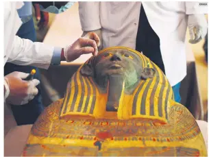  ?? XINHUA ?? HISTORIA. El Ministerio de Turismo y Antigüedad­es de Egipto mostró los ataúdes antiguos descubiert­os en la provincia de Giza, cerca de la capital El Cairo.