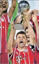  ??  ?? Müller con el trofeo