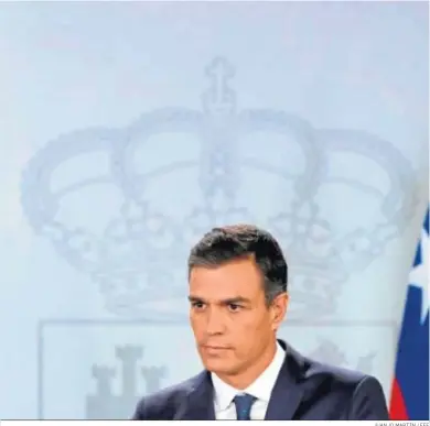  ?? JUANJO MARTÍN / EFE ?? Pedro Sánchez atiende a los medios en La Moncloa tras la reunión del pasado martes con el presidente chileno.