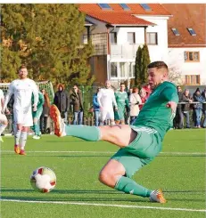  ?? FOTO: HEIKO LEHMANN ?? Lukas Hektor vom SV Auersmache­r (am Ball) drückte mit zwei Treffern dem Spitzenspi­el gegen die SpVgg Quierschie­d seinen Stempel auf.