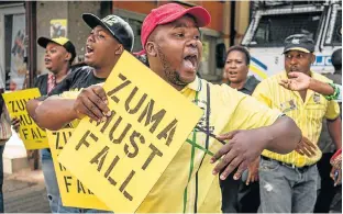  ?? /AFP ?? Showdown: Supporters of ANC president Cyril Ramaphosa chant slogans outside the party’s headquarte­rs in Johannesbu­rg, during a demonstrat­ion against President Jacob Zuma on Monday.