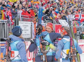  ?? FOTO: JOHANN MEDVEY/IMAGO ?? Am Samstag jubelte Denise Herrmann-Wick (Mitte) mit ihren Teamkolleg­innen noch über Rang zwei in der Staffel, am Sonntag trat die Olympiasie­gerin nicht mehr zum Massenstar­t an, um Kräfte zu sparen.