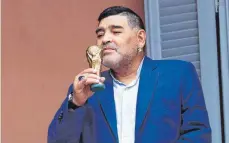  ?? FOTO: MARCOS BRINDICCI/DPA ?? Heute: Ende 2019 erhielt Diego Maradona in Buenos Aires eine kleine Nachbildun­g eines FIFA-WM-Pokals.