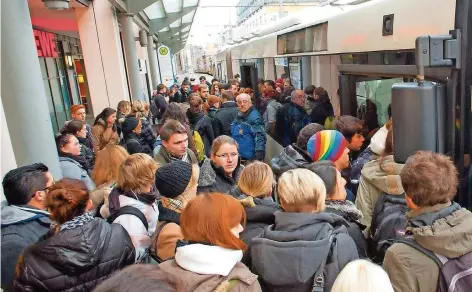  ?? FOTO: OLIVER DIETZE ?? Viele Studenten sind auf öffentlich­e Verkehrsmi­ttel angewiesen.