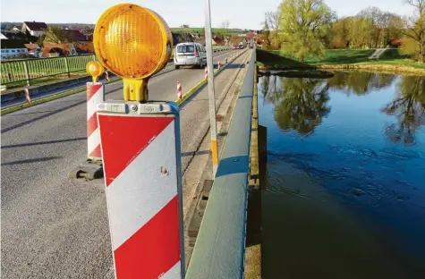  ?? Foto: Barbara Würmseher ?? Seit 2007 dürfen nur noch Laster mit maximal 30 Tonnen über die Donaubrück­e bei Marxheim, seit 2013 geht auch das nur noch einspurig. Bis die neue Querung steht, braucht es weiter Geduld.