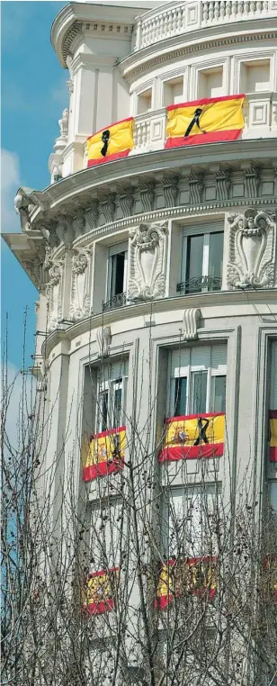  ?? ?? De los edificios colgaron banderas con crespones negros en señal de luto