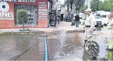  ??  ?? Habitantes de Santa Martha Acatitla, en Iztapalapa, reprobaron la aparición de una fuga de agua. Trabajador­es de Sacmex acudieron a repararla.