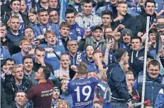  ?? FOTO: DPA ?? Bereit für den Endspurt der Bundesliga-Saison: Guido Burgstalle­r vor den Schalker Fans.