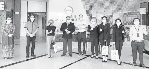  ??  ?? SERTAI KAMI: (Dari tiga kiri) Pengerusi NAMLIFA Miri Alice Voon, Pengurus Besar Hospital Pakar KPJ Miri Denis Saving, Setiausaha NAMLIFA Miri Richard Wong, Penasihat Kempen Derma Darah Hayati Zakaria, Josephine dan Pengerusi Bersama Perscilla Peter (dua kanan) serta yang lain mengalu-alukan masyarakat setempat bagi menyertai kempen terbabit Sabtu ini.