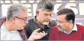  ??  ?? TMC MP Derek O’Brien, Andhra Pradesh CM Chandrabab­u Naidu and Delhi CM Arvind Kejriwal during Naidu’s day-long fast for special status for Andhra, in New Delhi on Monday. SANJEEV VERMA/HT