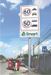  ?? IAN PAUL CORDERO/PN ?? VIOLATE AT YOUR OWN RISK. This road signage reminds drivers
of the speed limits to observe on Sen. Benigno Aquino Jr. Avenue in Mandurriao, Iloilo City. Those going over the limits will be apprehende­d.