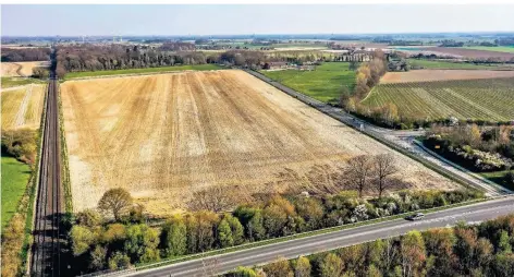  ?? FOTOS: PRÜMEN ?? Die Stadtwerke Kempen planen zwischen Kempener Außenring (unten) und dem Gelände von Gut Heimendahl (oben) eine Solartherm­ie-Anlage.