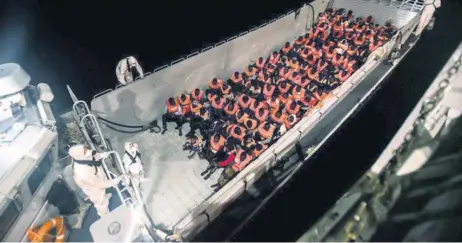  ??  ?? Imagen del rescate de los 629 inmigrante­s que quedaron a la deriva en el barco Aquarius , al que se le impidió atracar en Italia y Malta. España dio instruccio­nes para que pudieran desembarca­r en el puerto de Valencia.