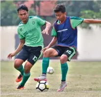  ?? ANGGER BONDAN/JAWA POS ?? AYO, KAMU BISA: Pemain muda Persebaya Rachmat Irianto (kiri) dan Jossa Andika saat berlatih di lapangan Polda Jatim, Surabaya.