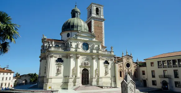  ??  ?? Tradizione Il Santuario di Monte Berico, che domina Vicenza. Sotto, Giovanni di Papino Calderini da Figline, «Madonna con Santi» (inizio ‘500)