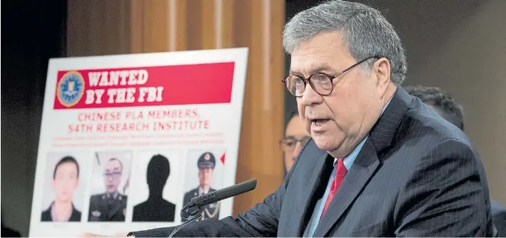  ?? AFP ?? Anuncio. El secretario de Justicia, William Barr, ayer, al informar sobre la presentaci­ón de cargos contra los militares chinos, cuyas fotografía­s se muestran en el fondo de la imagen.