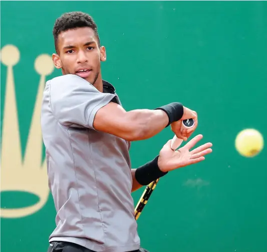  ?? PHOTO D’ARCHIVES ?? Félix Auger-aliassime affrontera le Français Ugo Humbert (32e) en quart de finale du tournoi de Stuttgart. Sur cette photo, le Québécois retourne la balle à Cristian Garin lors d’un match de premier tour aux Masters 1000 de Monte-carlo, le 12 avril dernier.