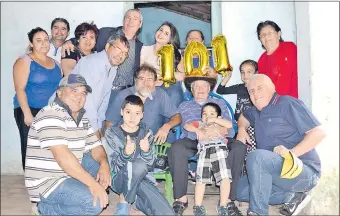  ??  ?? Don Basilio Argüello, acompañado de sus familiares y amigos que lo agasajaron por sus 101 años de vida, en Pirayú.