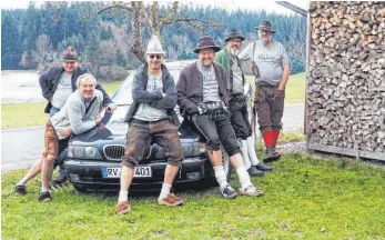  ?? FOTO: WEBER ?? Das Team vom „Allgäu Lederhosen Express“: Konrad Zeh, Hans-Peter Kolb, Gerhard Weber, Wolfgang Merath, Joe Singer und Werner Meinert. Sie fahren mit einem BMW Touring 530D, einem Fiat Ulysse und einem Audi A6.