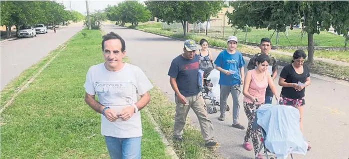  ?? (JOSÉ HERNÁNDEZ) ?? Timbreo evangélico. José David Alessio y un grupo de fieles de su congregaci­ón recorren las calles en Granja de Funes para llevar “la palabra de Dios” casa por casa.