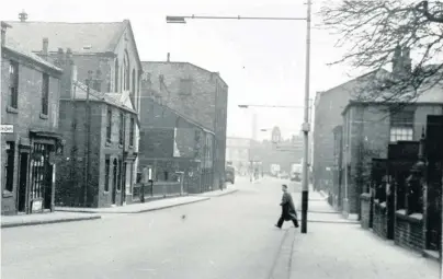  ??  ?? ●●Smith Street in about 1960 with The Temperance Hall on the left next to the Methodist Chapel
