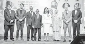  ?? — Gambar Bernama ?? TERESA (empat kanan) bergambar bersama tetamu kehormat semasa Simposium Antarabang­sa Produk Kayu di Kuala Lumpur, semalam. Turut hadir Pengarah Am Lembaga Industri Kayu Malaysia Datuk Dr Jalaluddin Harun (empat kiri) dan Setiausaha Bahagian Balak, Tembakau dan Industri Kenaf Mad Zaidi Mohd Karli (tiga kiri).