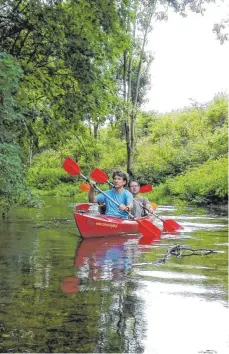  ?? FOTOS: CHRISTIANE WOHLHAUPTE­R ?? Wer auf dem Sapina- Fluss paddelt, wähnt sich schnell fernab jeglicher Zivilisati­on.